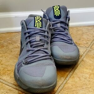 NIKE MENS Kyrie 3 BASKETBALL SHOE COOL GREY, SIZE 9.5